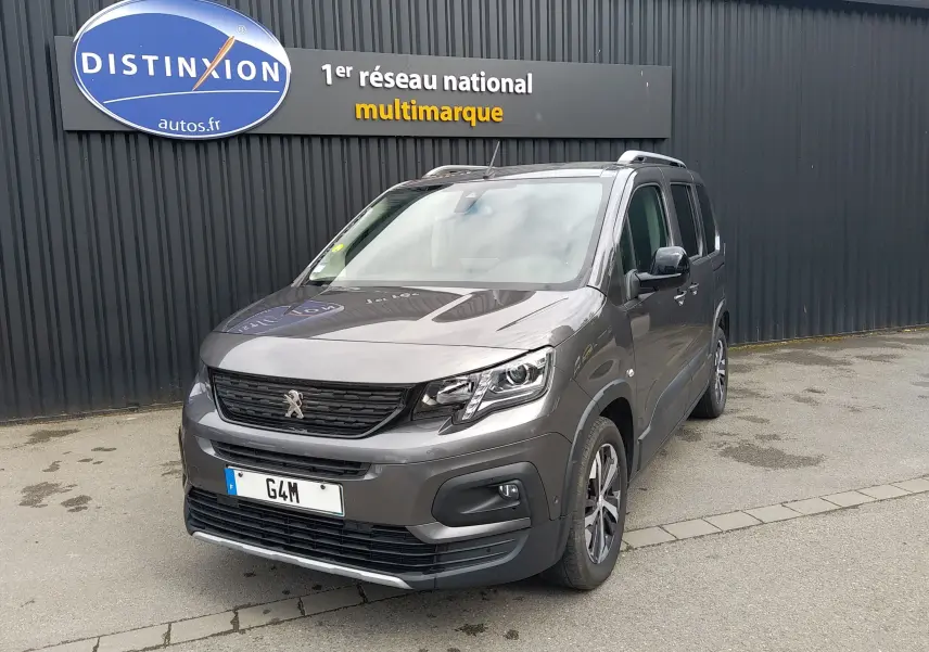 Peugeot Rifter gris platinium en vue 3/4 avant droit, avec calandre noire et jantes alliage distinctives.