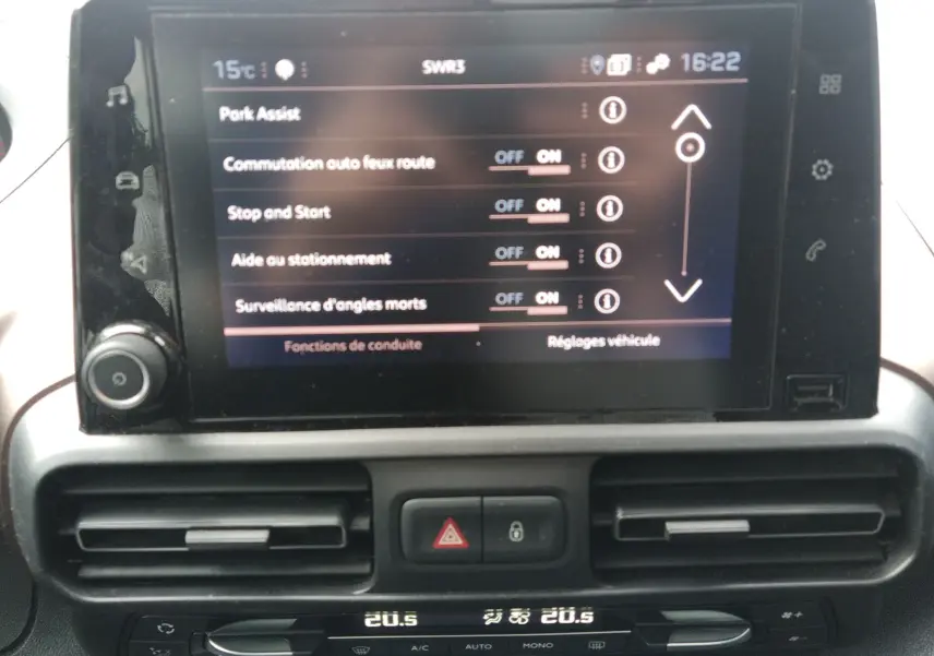 Écran tactile central du Peugeot Rifter 2022 gris platinium montrant les réglages d’aides à la conduite.