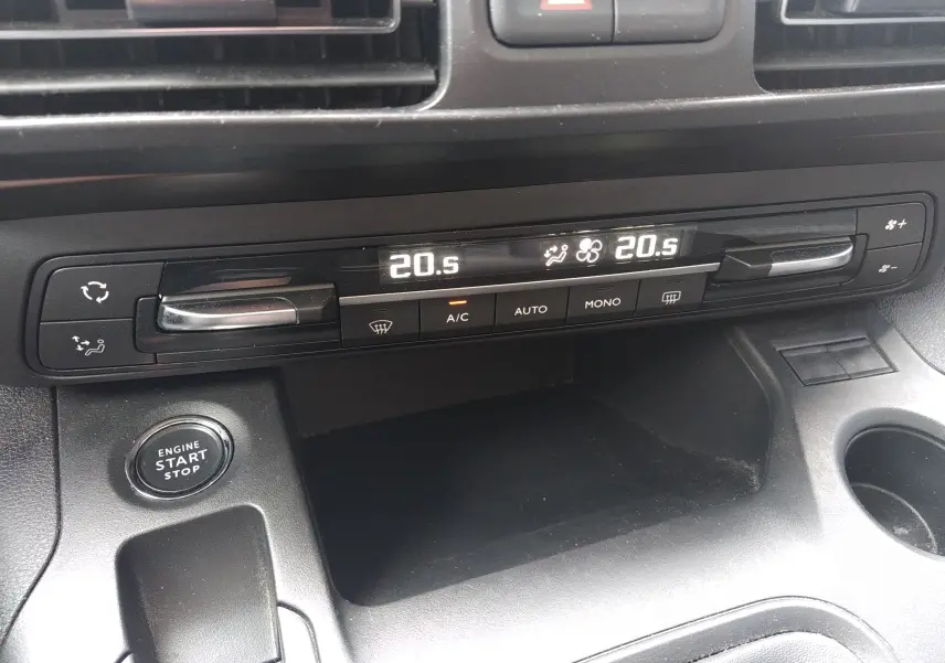 Détail de la console centrale du Peugeot Rifter 2022, montrant la climatisation digitale et le bouton start/stop.