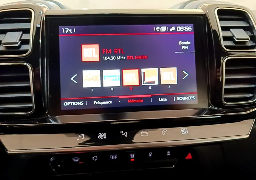 Écran tactile central du tableau de bord du Citroën C5 Aircross 2020 affichant la radio FM RTL, entouré d'aérateurs noirs.