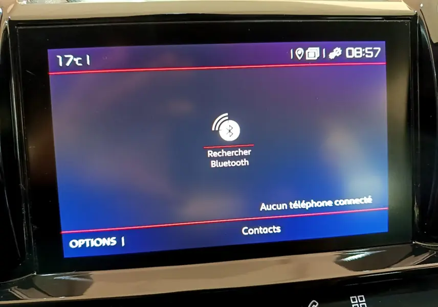 Écran tactile central du Citroën C5 Aircross 2020 affichant la recherche Bluetooth, avec bordure noire brillante.