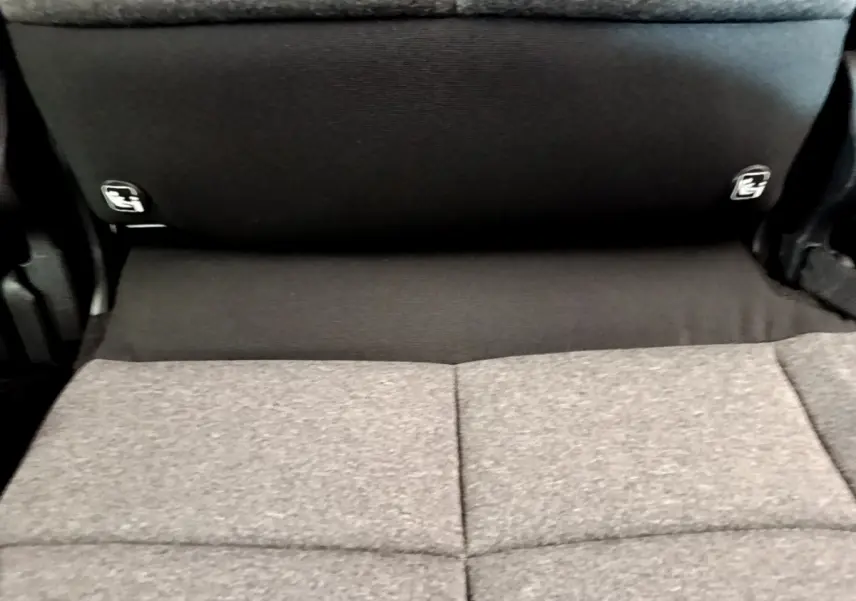 Gros plan sur l'assise arrière grise et le dossier noir du siège du Citroën C5 Aircross 2020.