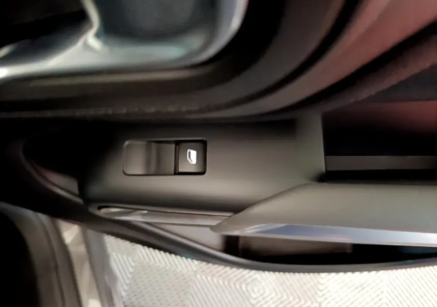 Détail de la commande de lève-vitre côté gauche intérieur d'un Citroën C5 Aircross gris foncé 2020.