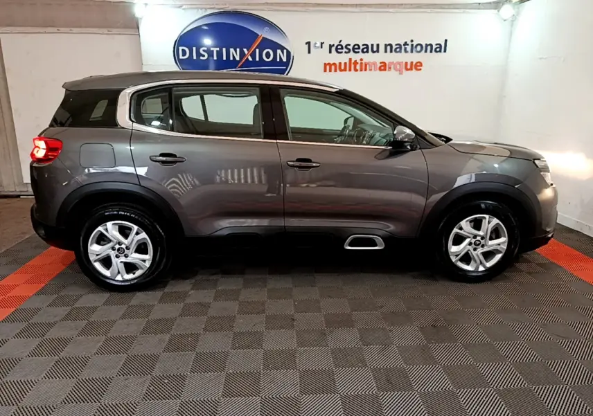 Profil droit d'un Citroën C5 Aircross gris foncé 2020 avec jantes alliage 17 pouces et inserts Silver Anodisé visibles.