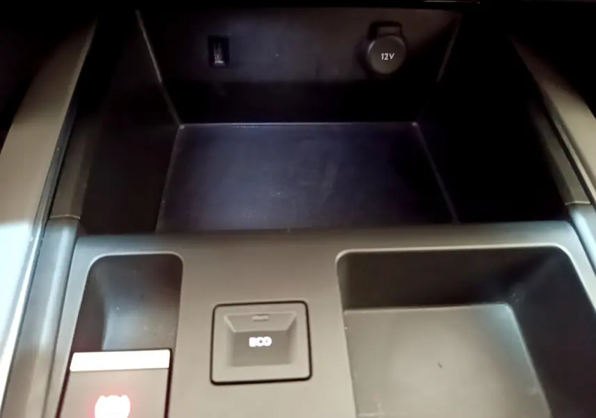 Gros plan sur la console centrale noire du Citroën C5 Aircross avec bouton ECO et prise 12V visible