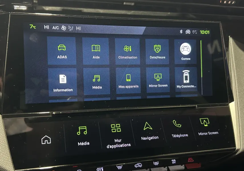 Écran tactile central de la Peugeot 308 gris Selenium, affichant le menu principal avec options ADAS et navigation.