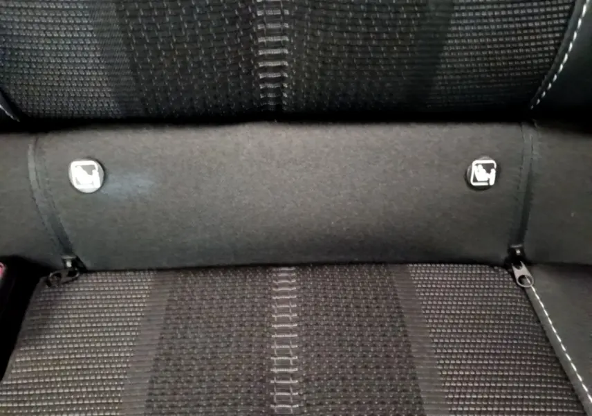 Détail de la banquette arrière noire de l’Opel Mokka 2024 avec fixation Isofix visible sur l’assise.