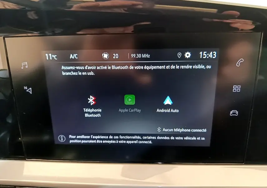 Écran tactile central de l’Opel Mokka 2024 affichant les options Bluetooth, Apple CarPlay et Android Auto.