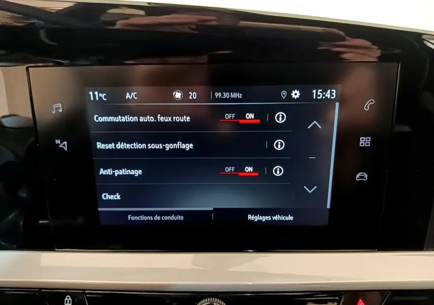 Écran tactile central de l’Opel Mokka 2024 affichant les réglages d’aide à la conduite, intérieur beige et noir.