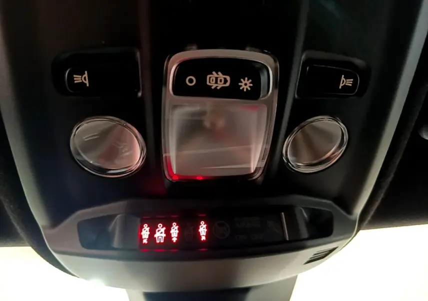 Vue en gros plan du plafonnier intérieur de l’Opel Mokka 2024 avec commandes d’éclairage et indicateurs de ceintures allumés.