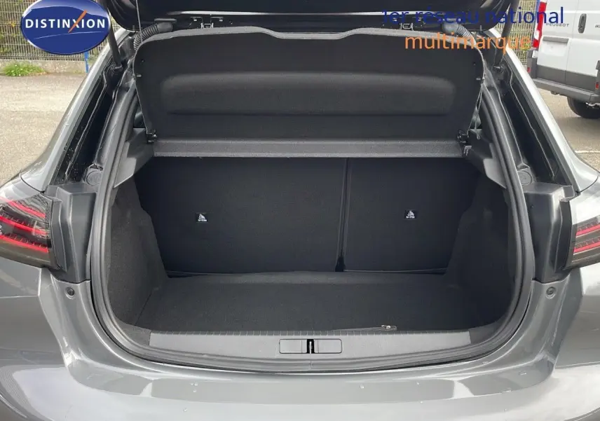 Coffre ouvert vu de l'arrière d'une Peugeot 208 1.2 PureTech 100ch gris sélénium métal avec toit noir.
