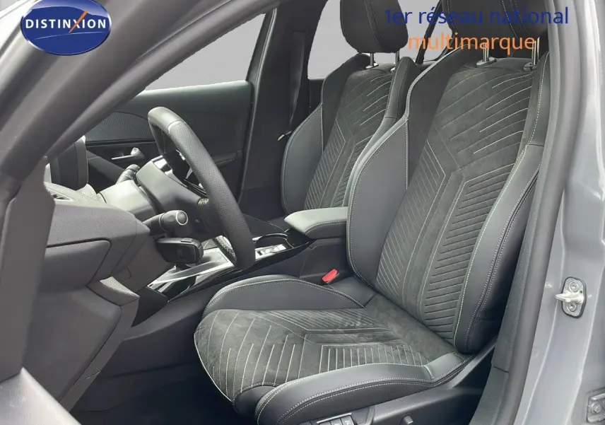 Intérieur avant droit de la Peugeot 208 GT 2025 avec sièges en cuir noir et alcantara gris selenium.