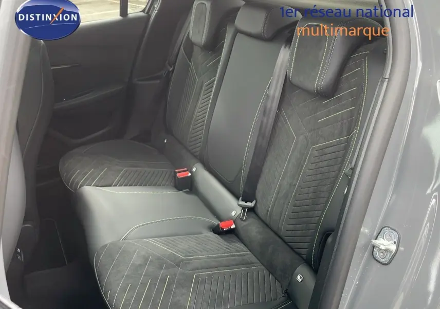 Vue intérieure côté droit des sièges arrière en cuir noir et alcantara avec surpiqûres vertes d'une Peugeot 208 gris sélénium métal.