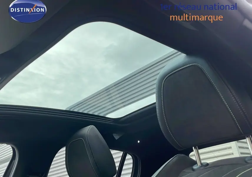 Vue intérieure du toit ouvrant panoramique et des sièges avant en cuir noir d'une Peugeot 208 gris sélénium 2025.