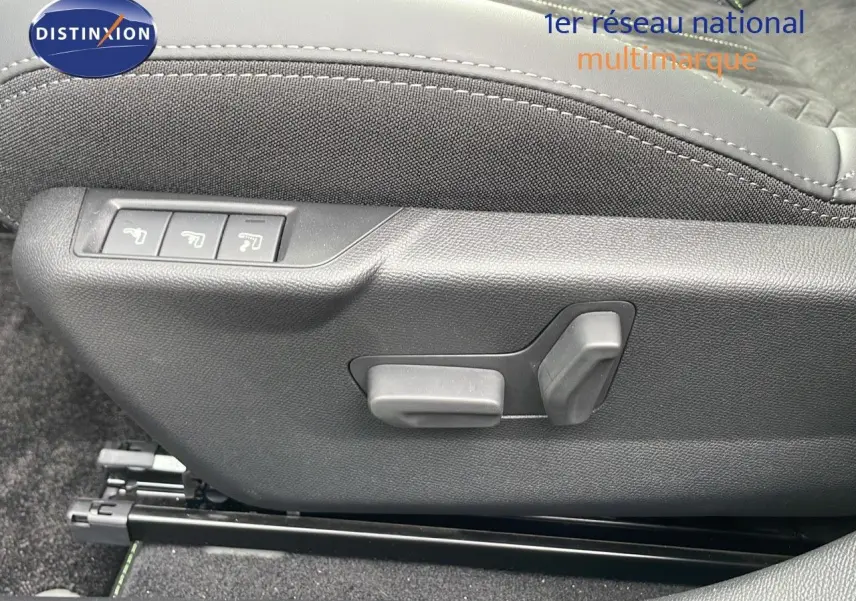 Gros plan sur les commandes électriques du siège conducteur en cuir noir de la Peugeot 208 gris selenium métal toit noir.