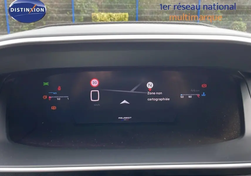 Vue rapprochée du tableau de bord numérique du Peugeot 208 2025 affichant la navigation et les alertes de vitesse.