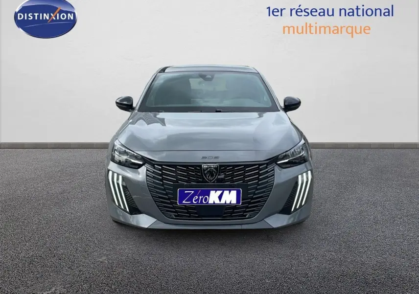 Vue frontale d'une Peugeot 208 gris selenium avec toit noir, feux LED et calandre noire distinctive.
