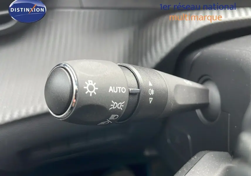 Le commodo d'éclairage avec réglage automatique dans l'habitacle de la Peugeot 208 gris et toit noir.