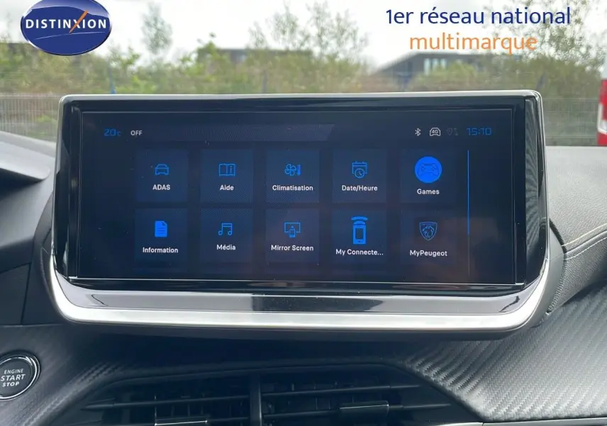 Écran tactile central affichant les options multimédia et climatisation dans le tableau de bord d'une Peugeot 208 2025.