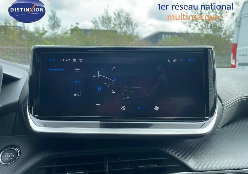 Écran tactile central de la Peugeot 208 2025 montrant les réglages de climatisation dans un intérieur moderne.