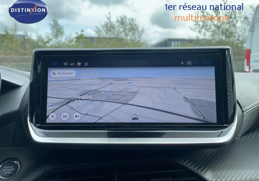 Écran tactile central affichant la navigation GPS dans l'habitacle d'une Peugeot 208 gris selenium métal toit noir.