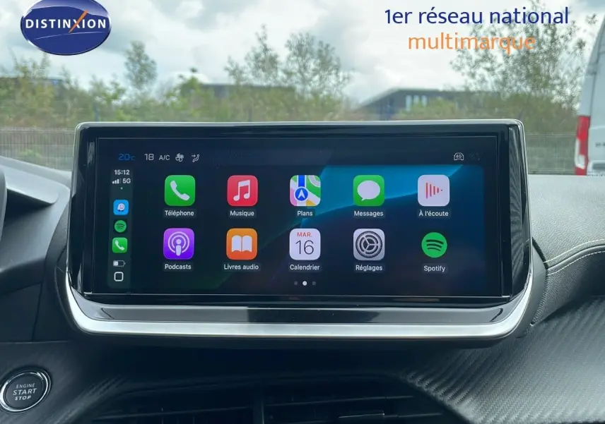 Écran tactile central affichant les applications connectées dans l'habitacle d'une Peugeot 208 GT 2025.