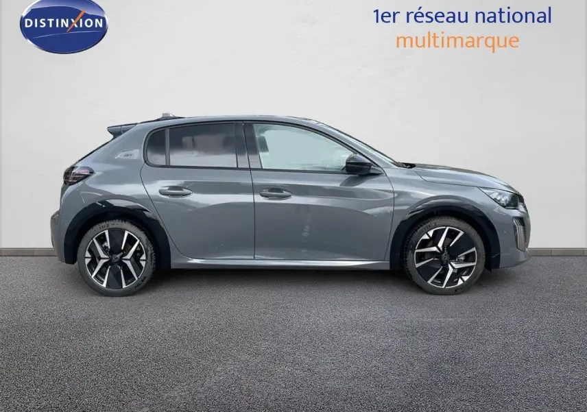Profil droit d'une Peugeot 208 2025 gris sélénium métal avec toit noir et jantes alliage bicolores.