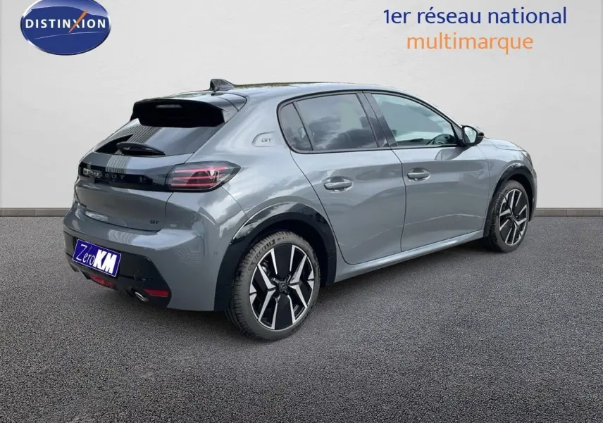 Peugeot 208 gris selenium métal avec toit noir, vue 3/4 arrière côté gauche, jantes alliage bicolores.