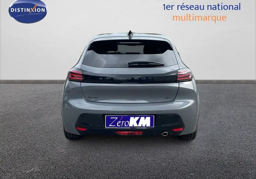 Vue arrière d'une Peugeot 208 gris selenium métal avec toit noir, mettant en valeur ses feux LED et son design compact.