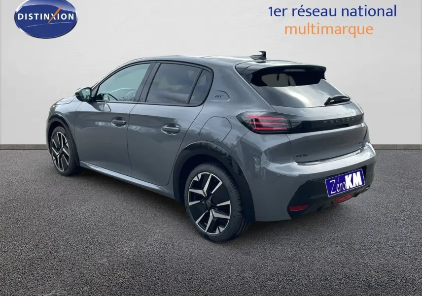 Vue 3/4 arrière droite d'une Peugeot 208 gris selenium métal avec toit noir et jantes biton distinctives.