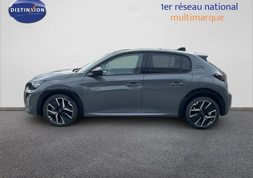 Profil côté gauche d'une Peugeot 208 2025 gris sélénium avec toit noir et jantes alliage bi-ton.