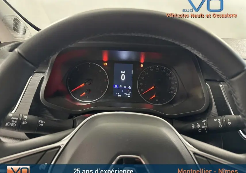 Vue rapprochée du tableau de bord et du volant du Renault Trafic Fourgon gris, affichant le compteur digital à zéro.