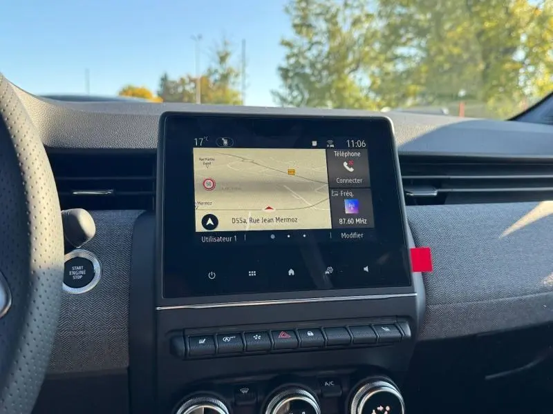 Vue intérieure centrée sur l'écran tactile du tableau de bord de la Renault Clio 1.0 TCe 90ch Techno 2025.