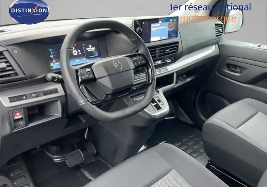 Vue intérieure côté conducteur du Citroën Jumpy Long L3 gris titane, avec tableau de bord numérique et volant multifonction.