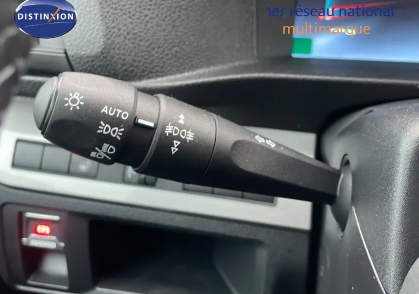 Gros plan sur la commande des phares et clignotants dans l’habitacle du Citroën Jumpy Long gris titane.