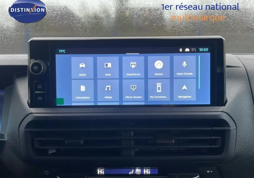 Écran tactile central du tableau de bord du Citroën Jumpy cabine approfondie, affichage des options connectées.