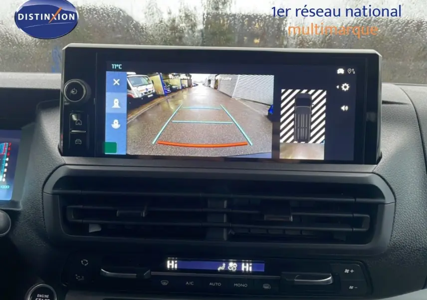 Écran central affichant la caméra de recul du Citroën Jumpy Long L3 gris titane, vue intérieure du tableau de bord.