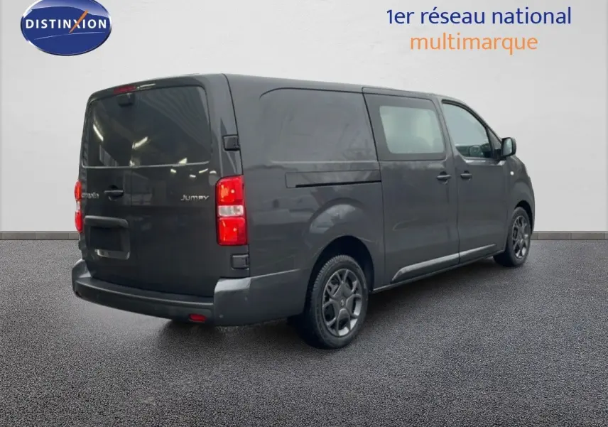 Vue 3/4 arrière droite d’un Citroën Jumpy cabine approfondie gris titane métal avec vitres arrière teintées.