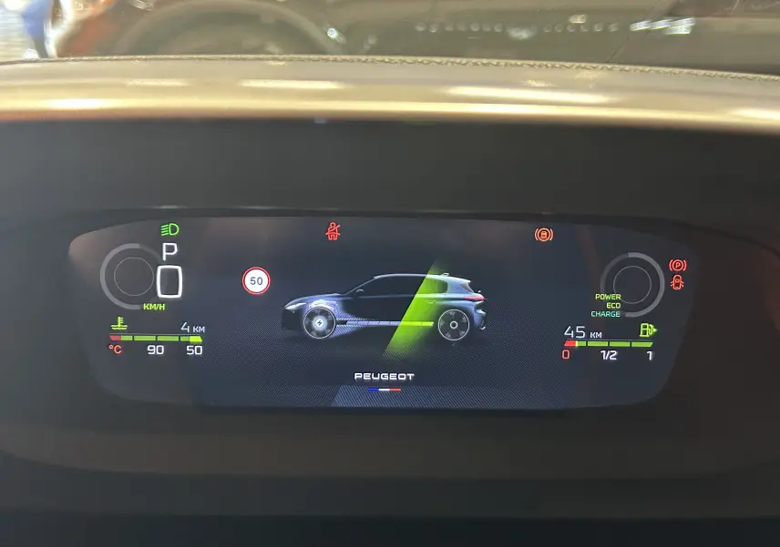 Affichage numérique du tableau de bord de la Peugeot 308 Hybrid 2026, montrant l'autonomie et l'état hybride.
