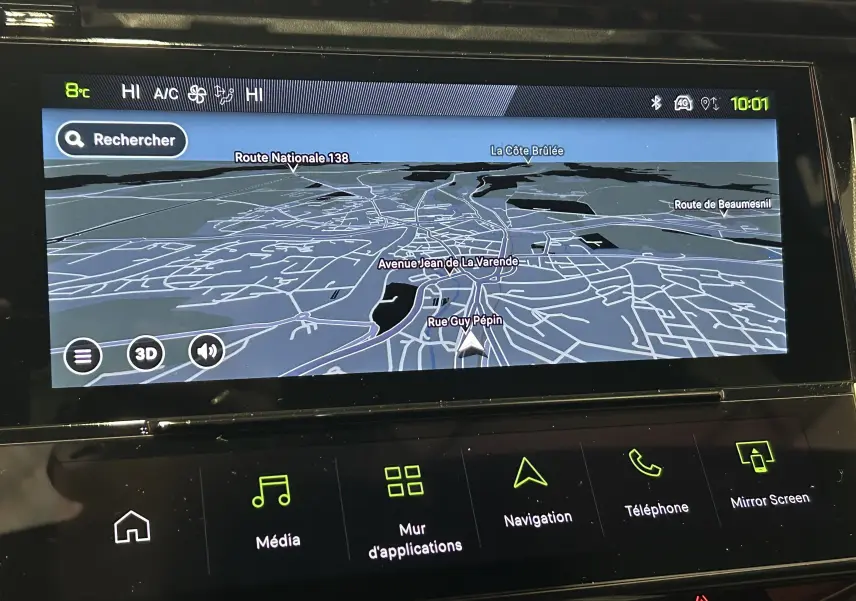 Écran tactile du GPS 3D de la Peugeot 308 Hybrid blanc, affichant une carte détaillée avec options multimédia.