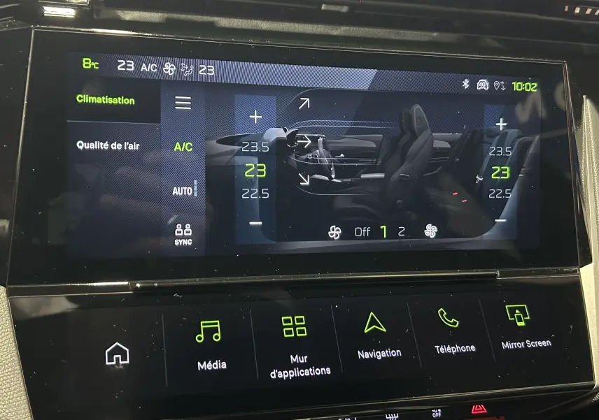 Écran tactile intérieur de la Peugeot 308 Hybrid 2026 affichant la climatisation et les réglages de température.