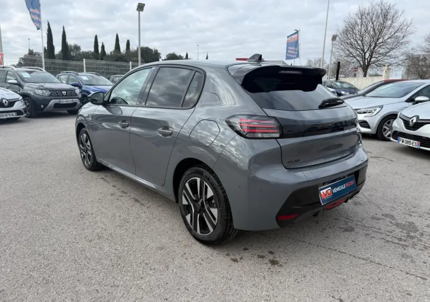 Peugeot 208 Hybrid 145 gris vue 3/4 arrière droit, avec jantes alliage 16 pouces et antenne requin noire.