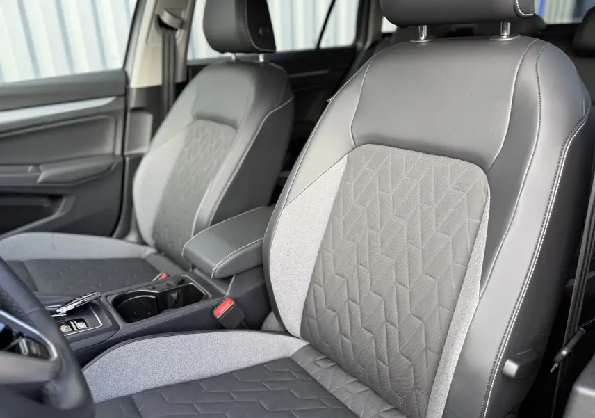Vue rapprochée des sièges avant en cuir et tissu gris de la Volkswagen Golf SW 2.0 TDI 150 GOAL DSG7 2025.