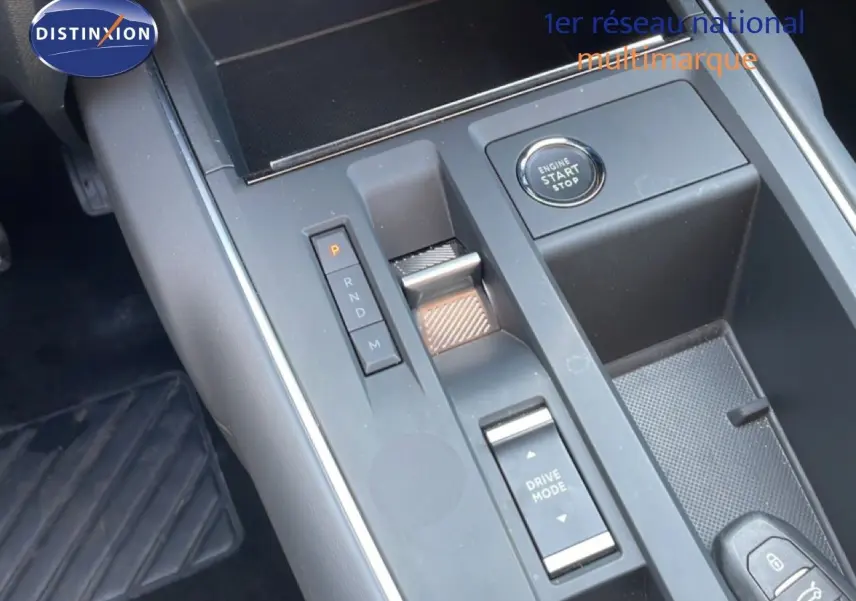Gros plan sur la console centrale grise du Citroën C5 Aircross 2025, avec bouton start/stop et sélecteur de mode de conduite.