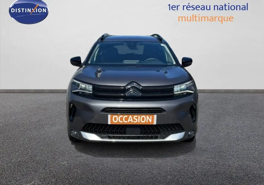Vue frontale d’un Citroën C5 Aircross gris platinium métal, avec calandre noire et signature lumineuse LED.