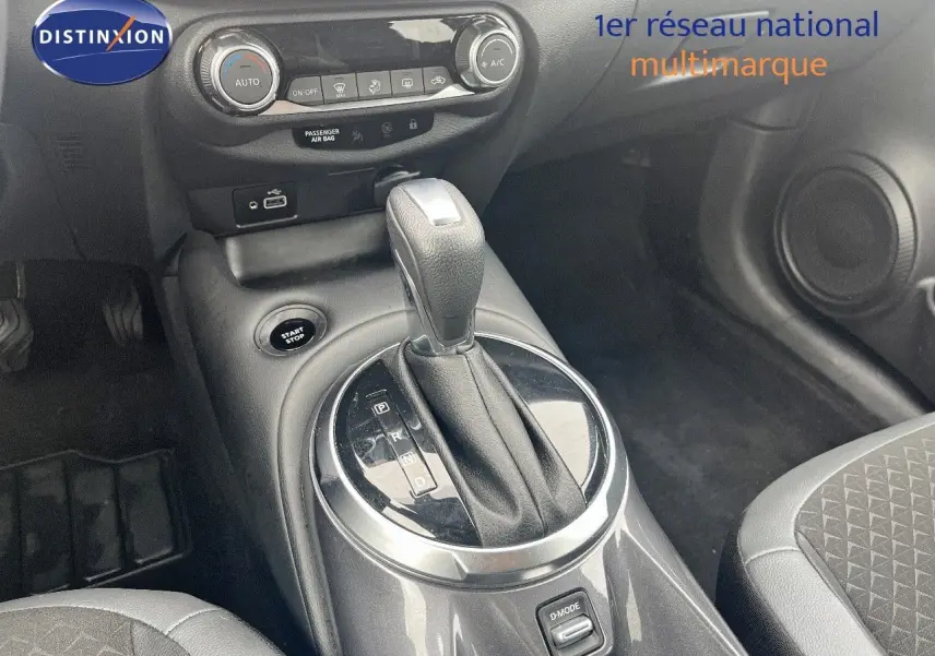 Le levier de vitesse automatique et la console centrale du Nissan Juke 2024 en vue rapprochée côté passager.