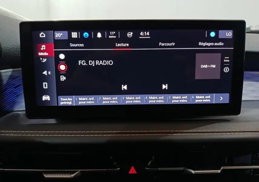 Écran tactile central 10,3 pouces affichant la radio dans l’habitacle de l’Alfa Romeo Tonale bleu 2023.