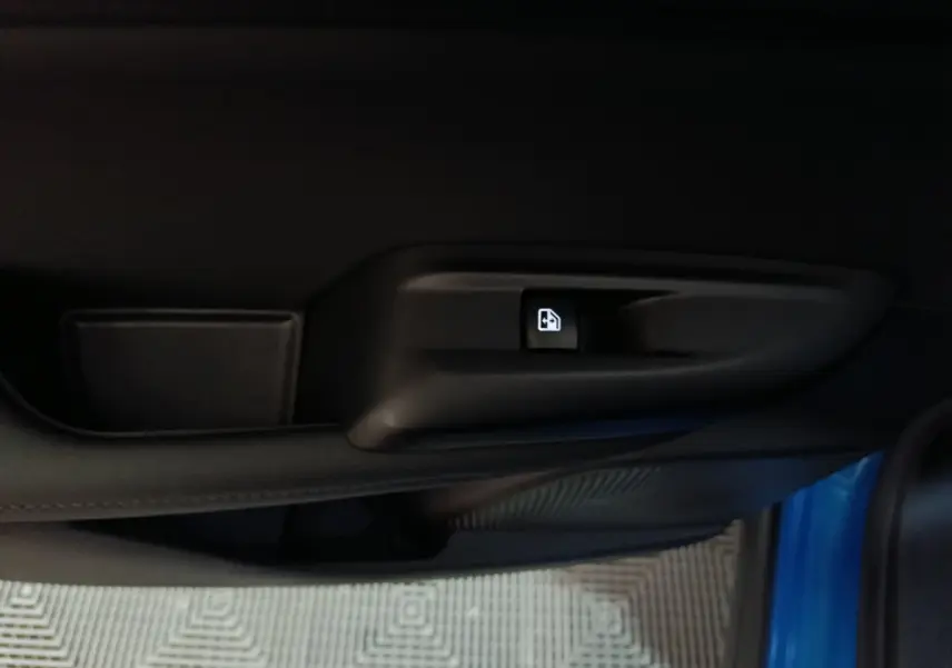 Gros plan sur la commande de verrouillage de porte côté intérieur d'une Alfa Romeo Tonale bleue.