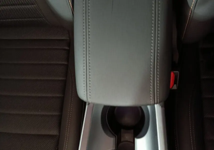 Vue plongeante sur la console centrale grise et les sièges noirs de l'Alfa Romeo Tonale 1.3T PHEV 280 AT6 Q4 Ti.