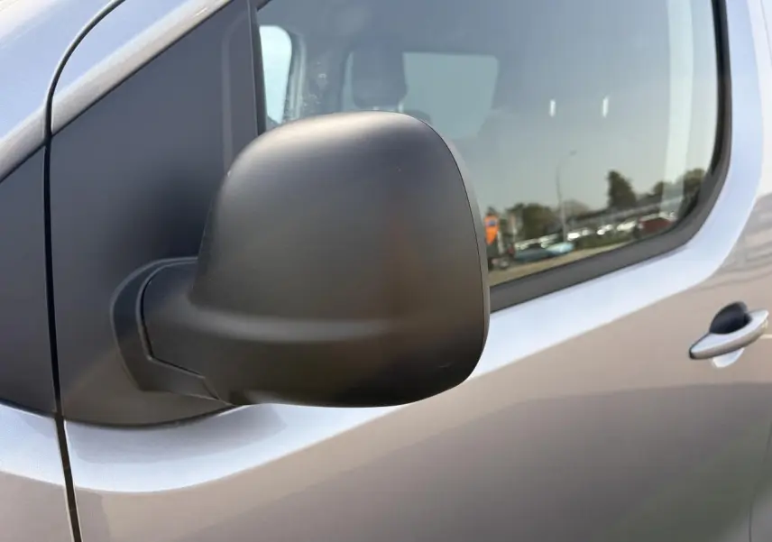 Gros plan sur le rétroviseur extérieur noir mat côté gauche du Citroën Jumpy gris acier métal.